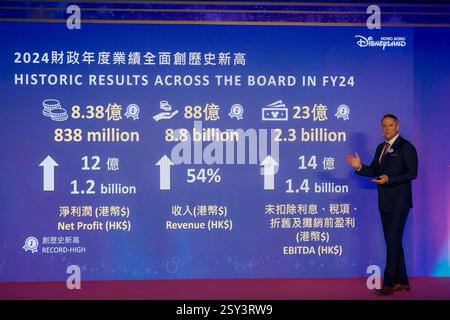 Hong Kong, Cina.25 febbraio 2025. Michael Moriarty, Amministratore delegato di Hong Kong Disneyland Resort, annuncia i risultati di Hong Kong Disneyland Resort per l'anno fiscale 2024 il 25 febbraio 2025 a Hong Kong, Cina. L'Hong Kong Disneyland Resort ha registrato un brusco cambiamento con un utile netto di 838 milioni di HK$ per l'anno fiscale 2024. Crediti: Chen Yongnuo/China News Service/Alamy Live News Foto Stock