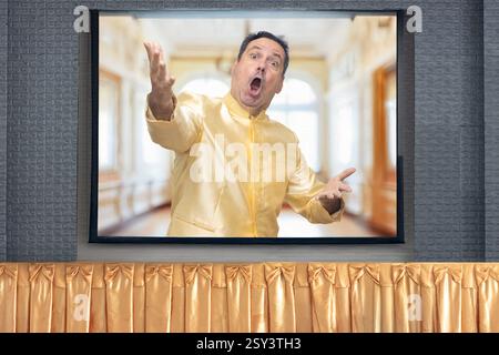 Il cantante d'opera canta arie a una proiezione nella sala Foto Stock