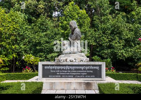 Statua commemorativa al Choeung Ek Genocide Center, Phnom Penh, Cambogia, giovedì 14 novembre, 2024. foto: David Rowland / One-Image.com Foto Stock
