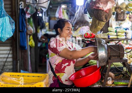 Venditore del mercato che prepara il cibo a Opopel Village, Cambogia, sabato 16 novembre 2024. Foto: David Rowland / One-Image.com Foto Stock