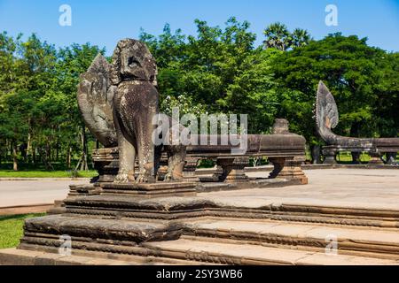 Scultura del ponte ad Angkor Wat, il tempio più grande del mondo, Siem Reap, Cambogia, lunedì 18 novembre, 2024. foto: David Rowland / One-Image.com Foto Stock