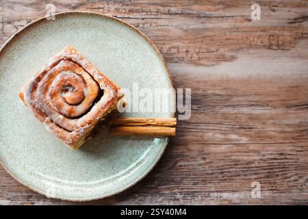 Rotoli di cannella su tavolo in legno, vista dall'alto, spazio per fotocopie Foto Stock