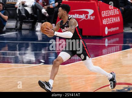 Washington, Stati Uniti. 26 febbraio 2025. WASHINGTON, DC - FEBBRAIO 26: La guardia dei Portland Trail Blazers Anfernee Simons (1) si sposta in campo durante una partita NBA tra i Washington Wizards e i Portland Trail Blazers, il 26 febbraio 2025, alla Capital One Arena, a Washington, DC. (Foto di Tony Quinn/SipaUSA) credito: SIPA USA/Alamy Live News Foto Stock