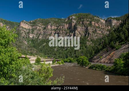 Il fiume Colorado scorre attraverso il Glenwood Canyon nell'area di sosta di Grizzly Creek sull'Interstate 70, nel cuore delle Montagne Rocciose. Le scogliere Foto Stock