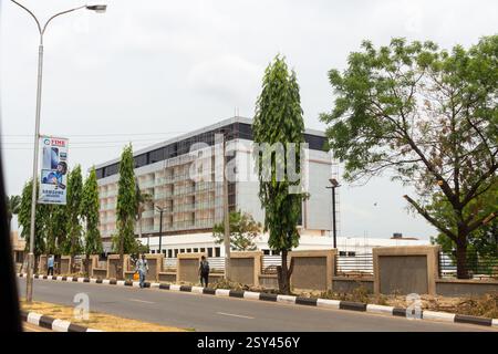 Presidential Hotel Enugu Street view in fase di ristrutturazione, Nigeria, in evidenza costruzione, sviluppo urbano, architettura, turismo e ospitalità Foto Stock