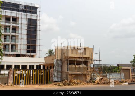 Presidential Hotel Enugu Street view in fase di ristrutturazione, Nigeria, in evidenza costruzione, sviluppo urbano, architettura, turismo e ospitalità Foto Stock