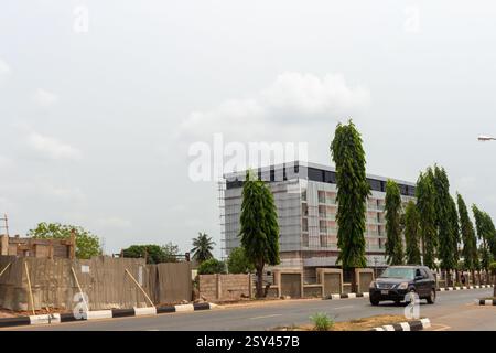 Presidential Hotel Enugu Street view in fase di ristrutturazione, Nigeria, in evidenza costruzione, sviluppo urbano, architettura, turismo e ospitalità Foto Stock