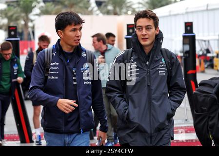 Sakhir, Bahrein. 27 febbraio 2025. (Da L a R): Alexander Albon (THA) Atlassian Williams Racing con George Russell (GBR) Mercedes AMG F1. 27.02.2025. Formula 1 test, Sakhir, Bahrein, giorno due. Il credito fotografico dovrebbe essere: XPB/Alamy Live News. Foto Stock