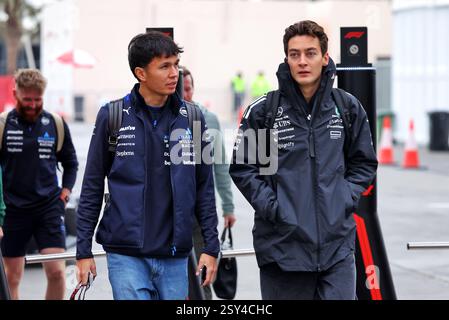 Sakhir, Bahrein. 27 febbraio 2025. (Da L a R): Alexander Albon (THA) Atlassian Williams Racing con George Russell (GBR) Mercedes AMG F1. 27.02.2025. Formula 1 test, Sakhir, Bahrein, giorno due. Il credito fotografico dovrebbe essere: XPB/Alamy Live News. Foto Stock