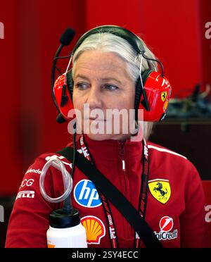 Angela Cullen, allenatrice di Lewis Hamilton, nel garage Ferrari il secondo giorno dei test pre-stagionali al Bahrain International Circuit, Sakhir. Data foto: Giovedì 27 febbraio 2025. Foto Stock