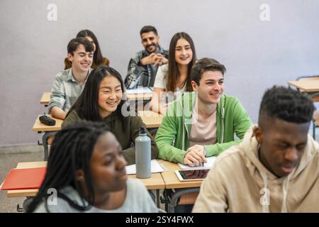 Studenti universitari multietnici che partecipano a una lezione e sorridono, concetto di istruzione e integrazione Foto Stock
