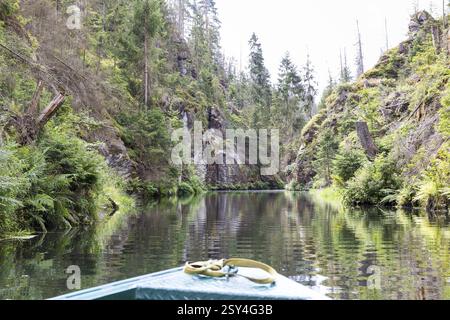 Gita in barca nella chiusa superiore nella valle di Kirnitzsch vicino a Hinterhermsdorf, Svizzera sassone, Sassonia, Germania, Europa Foto Stock