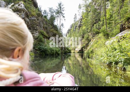 Gita in barca nella chiusa superiore nella valle di Kirnitzsch vicino a Hinterhermsdorf, Svizzera sassone, Sassonia, Germania, Europa Foto Stock