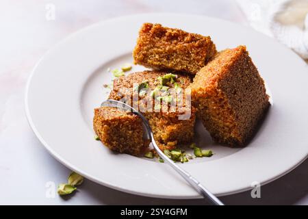 Sfouf - torta alla curcuma. Dessert per il Ramadan. Foto Stock