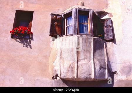 Erker, Haus, Ardez, Dorf, Engadina, Kanton Graubünden, finestra della baia di Schweiz, casa, Ardez, villaggio, Engadin, Cantone di Graubünden, Svizzera Foto Stock