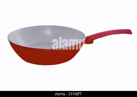 Padella rossa profonda con rivestimento antiaderente per isolare i primi piani su sfondo bianco Foto Stock
