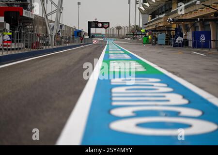BAHRAIN, BAHRAIN - FEBBRAIO 27: Vista generale della pit-Lane durante il secondo giorno dei test di F1 al Bahrain International Circuit il 27 febbraio 2025 in Bahrain, Bahrain. (Foto di Qian Jun/Alamy Live News) Foto Stock