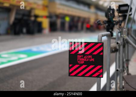 BAHREIN, BAHREIN - FEBBRAIO 27: Vista generale del segnale ai box alpini durante il secondo giorno dei test di F1 al Bahrain International Circuit il 27 febbraio 2025 in Bahrein, Bahrein. (Foto di Qian Jun/Alamy Live News) Foto Stock