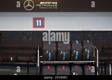 BAHREIN, BAHREIN - FEBBRAIO 27: Panoramica generale degli pneumatici del team Mercedes AMG Petronas F1 durante il secondo giorno dei test di F1 al Bahrain International Circuit il 27 febbraio 2025 in Bahrein, Bahrein. (Foto di Qian Jun/Alamy Live News) Foto Stock