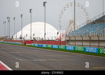BAHRAIN, BAHRAIN - FEBBRAIO 27: Vista generale del rettilineo di partenza durante il secondo giorno dei test di F1 al Bahrain International Circuit il 27 febbraio 2025 in Bahrain, Bahrain. (Foto di Qian Jun/Alamy Live News) Foto Stock