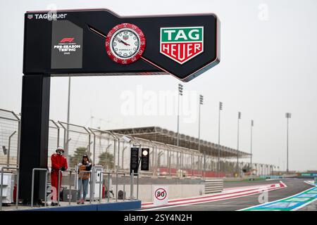BAHRAIN, BAHRAIN - FEBBRAIO 27: Vista generale della Torre TAG Heuer durante il secondo giorno dei test di F1 al Bahrain International Circuit il 27 febbraio 2025 in Bahrain, Bahrain. (Foto di Qian Jun/Alamy Live News) Foto Stock