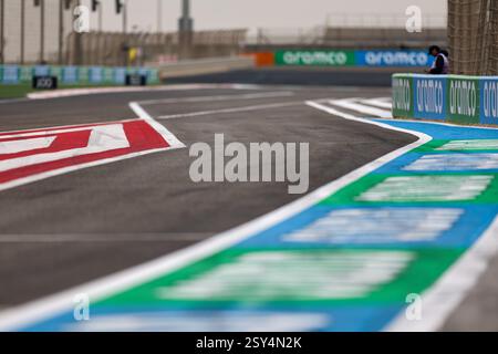 BAHREIN, BAHREIN - FEBBRAIO 27: Vista generale dell'uscita Pit durante il secondo giorno dei test di F1 al Bahrain International Circuit il 27 febbraio 2025 in Bahrein, Bahrein. (Foto di Qian Jun/Alamy Live News) Foto Stock