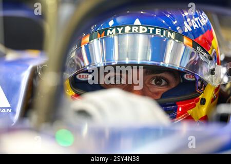 BAHREIN, BAHREIN - FEBBRAIO 27: Carlos Sainz Jr di Spagna e Atlassian Williams Racing nel garage durante il secondo giorno dei test di F1 al Bahrain International Circuit il 27 febbraio 2025 in Bahrein, Bahrein. (Foto di Qian Jun/Alamy Live News) Foto Stock