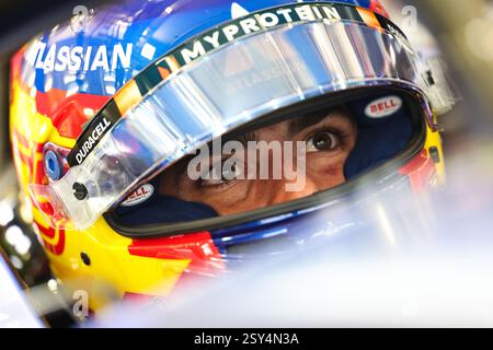 BAHREIN, BAHREIN - FEBBRAIO 27: Carlos Sainz Jr di Spagna e Atlassian Williams Racing nel garage durante il secondo giorno dei test di F1 al Bahrain International Circuit il 27 febbraio 2025 in Bahrein, Bahrein. (Foto di Qian Jun/Alamy Live News) Foto Stock