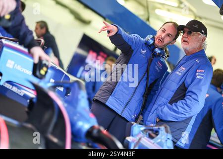 BAHREIN, BAHREIN - FEBBRAIO 27: Oliver Oakes della Gran Bretagna e del BWT Alpine Team e Flavio Briatore dell'Italia e del BWT Alpine Team parlano in garage durante il secondo giorno dei test di F1 al Bahrain International Circuit il 27 febbraio 2025 in Bahrain, Bahrain. (Foto di Qian Jun/Alamy Live News) Foto Stock