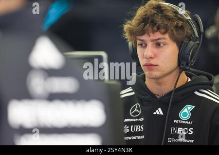 BAHREIN, BAHREIN - FEBBRAIO 27: Andrea Kimi Antonelli dell'Italia e il team Mercedes-AMG PETRONAS F1 durante il secondo giorno dei test di F1 al Bahrain International Circuit il 27 febbraio 2025 in Bahrein, Bahrein. (Foto di Qian Jun/Alamy Live News) Foto Stock