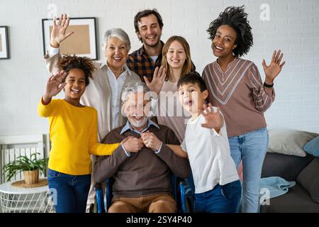 Ampia famiglia multietnica con bambini, nonni e genitori che si divertono insieme Foto Stock
