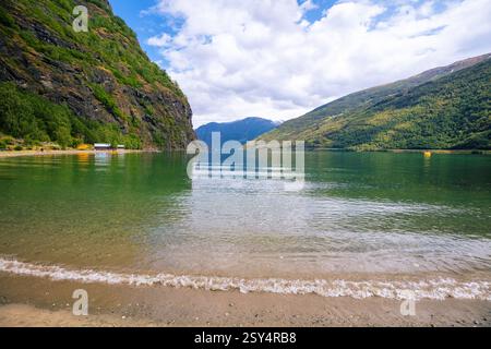 View of the fjord from the Flom beach on a cloudy day. Beautiful nature of Norway Foto Stock