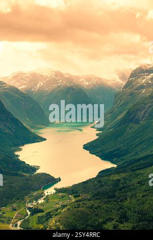 Vista aerea dal monte Hoven del lago Lovatnet durante un tramonto nuvoloso. Loen, Norvegia. Scatto verticale Foto Stock