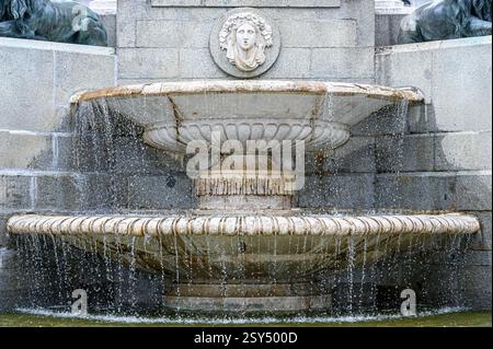 Acqua corrente nell'antica fontana parte del Monumento a Filippo IV di Spagna, Madrid, Spagna Foto Stock