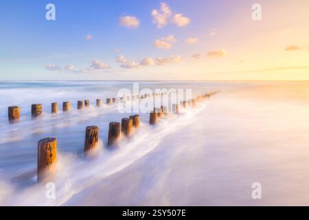 Un bellissimo tramonto sulla spiaggia vicino a Domburg, Zelanda in estate nei Paesi Bassi con un caldo bagliore nel cielo Foto Stock