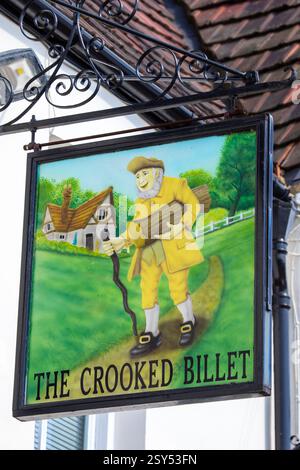 Essex, Regno Unito - 3 aprile 2023: Primo piano del tradizionale cartello appeso all'esterno del pub Crooked Billet a Leigh-on-Sea, Essex, Regno Unito. Foto Stock
