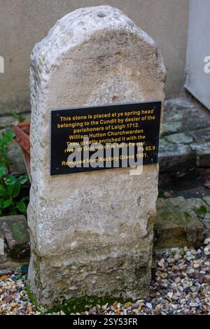 Essex, Regno Unito - 3 aprile 2023: La pietra Ye Spring Head nella zona Old Leigh di Leigh-on-Sea nell'Essex, Regno Unito. Foto Stock