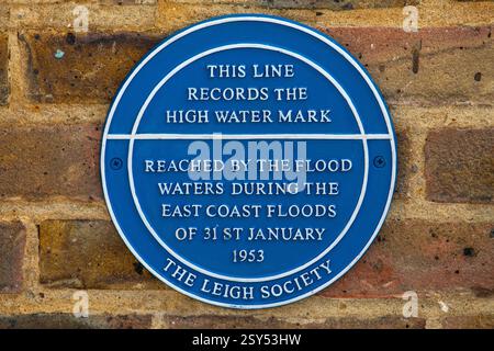 Essex, Regno Unito - 3 aprile 2023: Una targa blu nella zona Old Leigh di Leigh-on-Sea nell'Essex, Regno Unito, che segna l'alto livello raggiunto dalle acque alluvionali Foto Stock