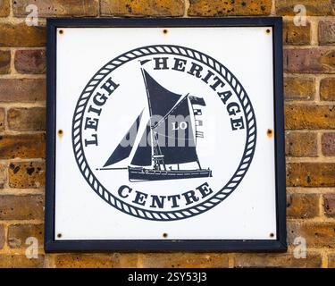 Essex, Regno Unito - 3 aprile 2023: Un cartello all'esterno del Leigh Heritage Centre nell'area Old Leigh di Leigh-on-Sea nell'Essex, Regno Unito. Foto Stock