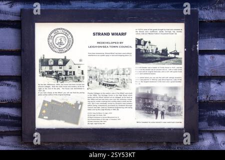 Essex, Regno Unito - 3 aprile 2023: Un comitato informativo storico presso lo Strand Wharf nella zona Old Leigh di Leigh-on-Sea nell'Essex, Regno Unito. Foto Stock