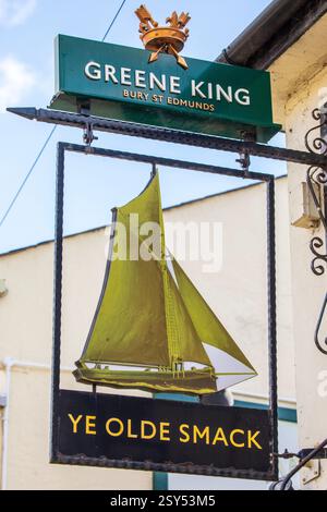 Essex, Regno Unito - 3 aprile 2023: Un tradizionale cartello appeso all'esterno della casa pubblica Ye Olde Smack nella zona Old Leigh di Leigh-on-Sea nell'Essex, U Foto Stock