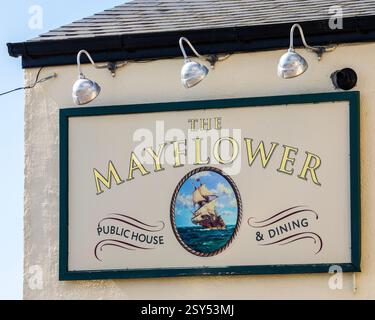 Essex, Regno Unito - 3 aprile 2023: Un cartello sull'esterno della casa pubblica Mayflower nell'area Old Leigh di Leigh-on-Sea nell'Essex, Regno Unito. Foto Stock