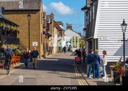 Essex, Regno Unito - 3 aprile 2023: La High Street nella zona Old Leigh di Leigh-on-Sea nell'Essex, Regno Unito. Foto Stock