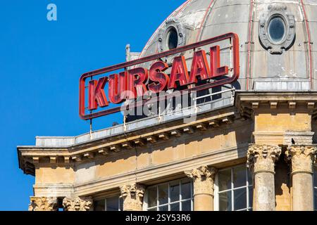 Essex, Regno Unito - 3 aprile 2023: L'esterno dell'ormai chiuso Kursaal, situato sul lungomare di Southend-on-Sea nell'Essex, Regno Unito. Foto Stock