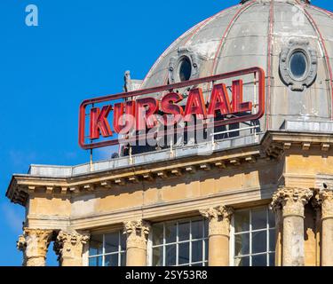 Essex, Regno Unito - 3 aprile 2023: L'esterno dell'ormai chiuso Kursaal, situato sul lungomare di Southend-on-Sea nell'Essex, Regno Unito. Foto Stock