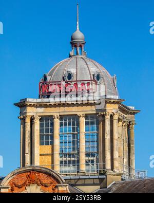 Essex, Regno Unito - 3 aprile 2023: L'esterno dell'ormai chiuso Kursaal, situato sul lungomare di Southend-on-Sea nell'Essex, Regno Unito. Foto Stock