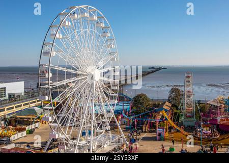 Essex, Regno Unito - 3 aprile 2023: Vista sul parco a tema Adventure Island e sul molo sul lungomare di Southend-on-Sea nell'Essex, Regno Unito. Foto Stock