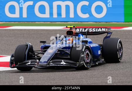 Williams pilota Carlos Sainz il giorno due dei test pre-stagionali sul circuito Internazionale del Bahrain, Sakhir. Data foto: Giovedì 27 febbraio 2025. Foto Stock