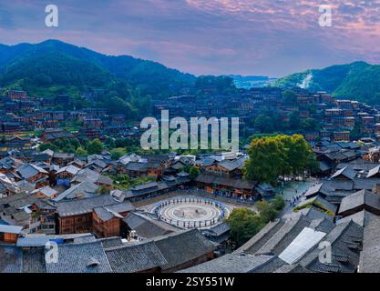 Xijiang Qianhu Miao Village Song and Dance Square, Qiandongnan, Guizhou, Cina Foto Stock