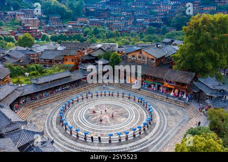 Xijiang Qianhu Miao Village Song and Dance Square, Qiandongnan, Guizhou, Cina Foto Stock